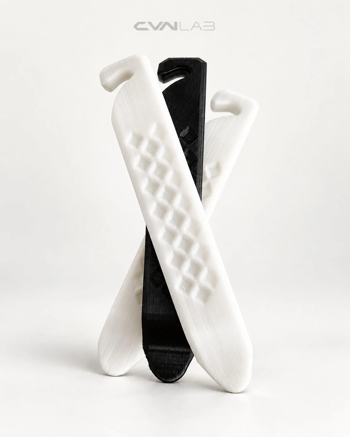 Prototype CVNLAB hitam dan putih di studio