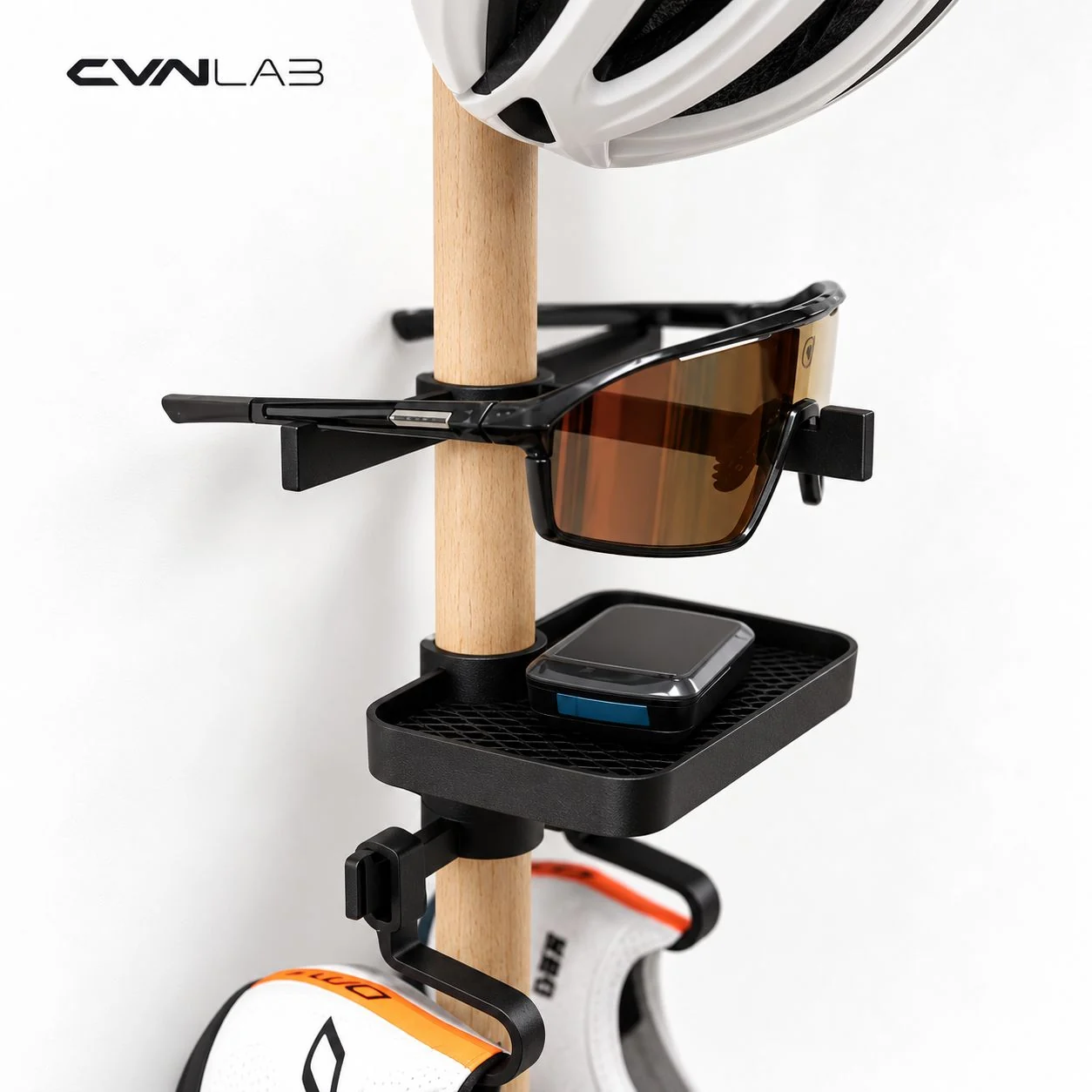 Detail CVNLAB organizer dengan helm, kacamata dan cycling computer